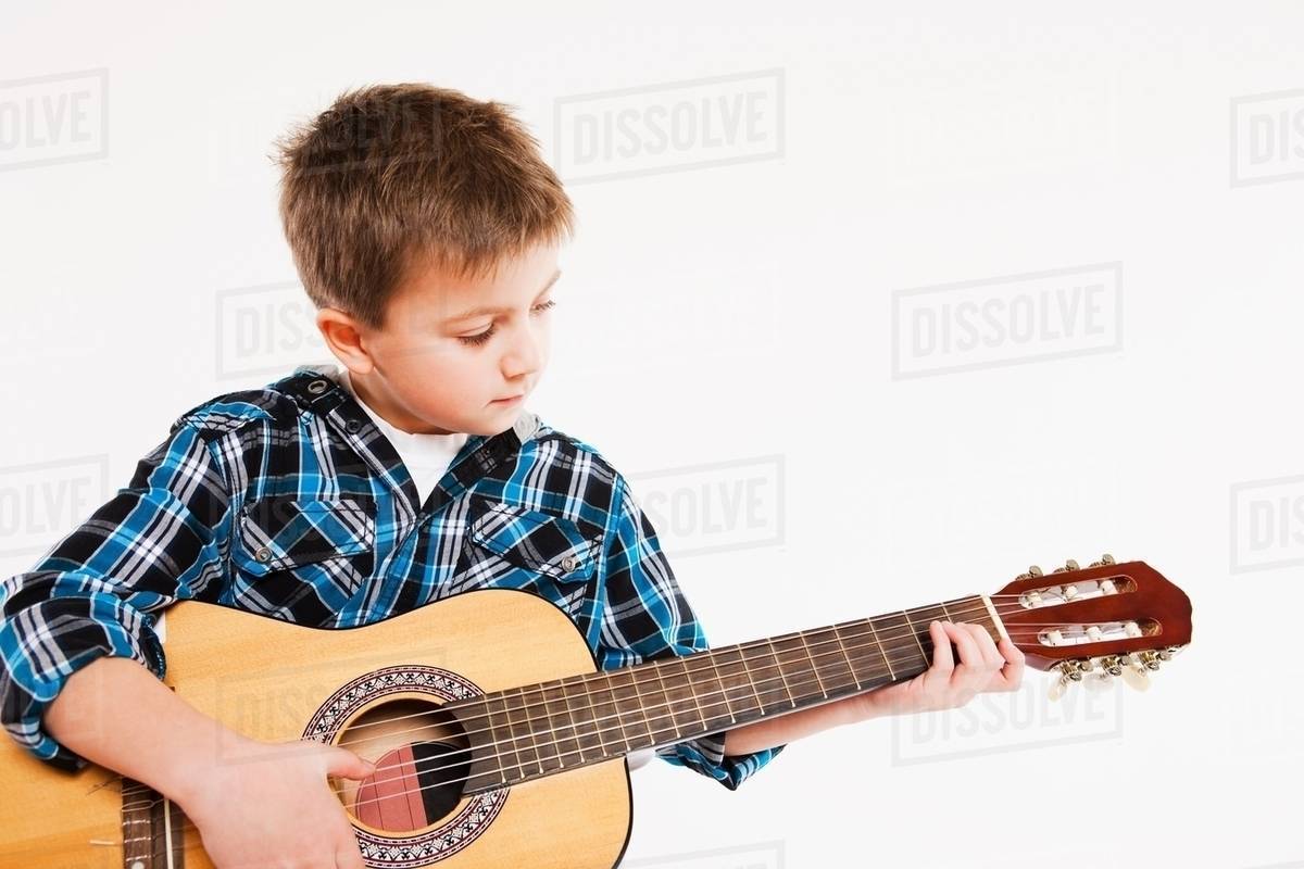 bé học đàn guitar