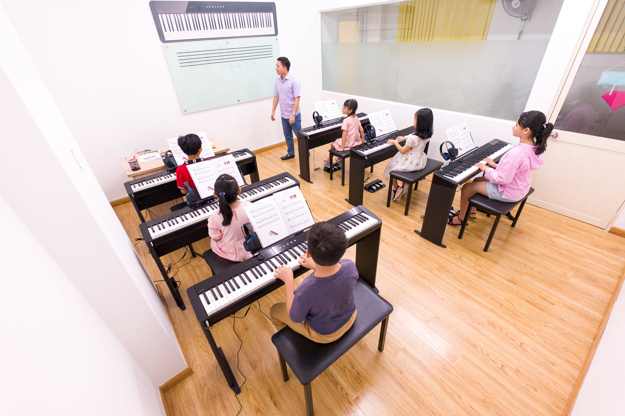 hình lớp học đàn piano tại Việt Thương Music