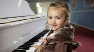 Bé học đàn Organ có những lợi ích gì
