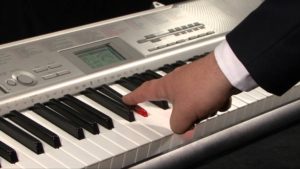 Những hỗ trợ cho bé khi tập đàn organ phím sáng
