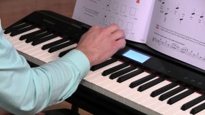 học đánh đàn piano điện